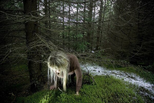 Fille perdue dans la forêt verte