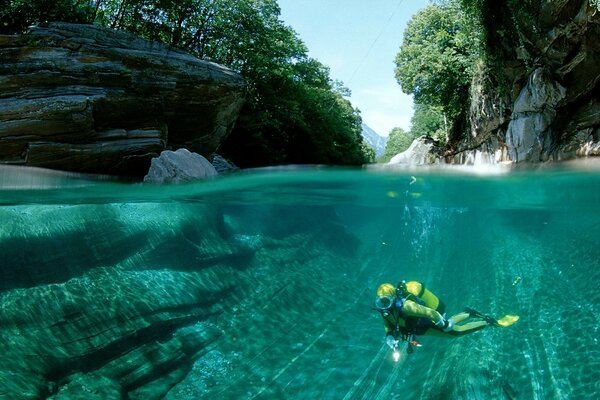 Subacqueo in un lago in montagna acqua pura