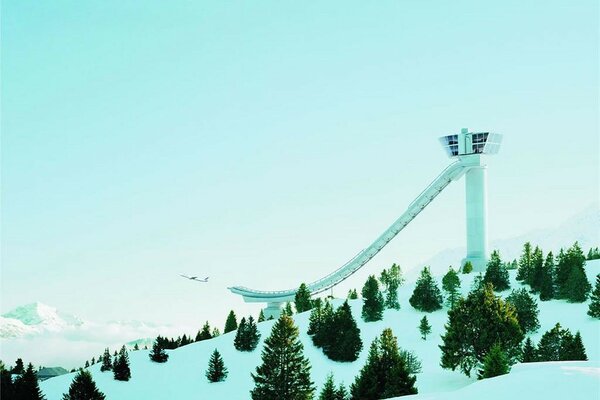 Paisaje invernal con trampolín en las montañas