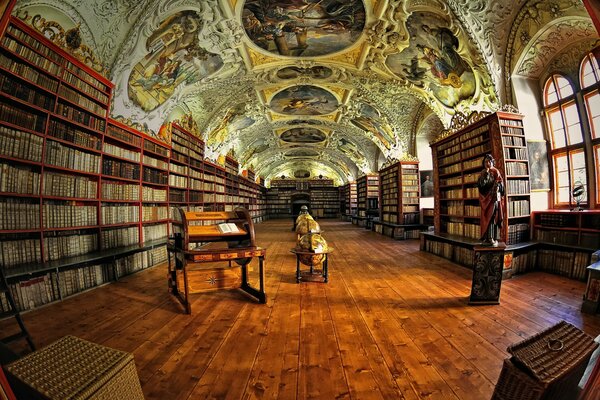 El interior de la gran sala con piano en Praga