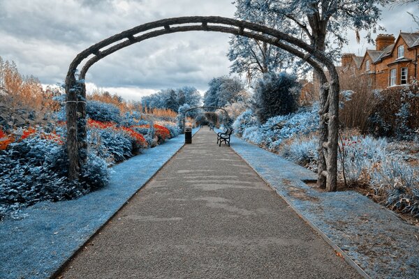 Sendero a través del arco a través de un hermoso Jardín