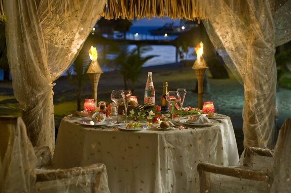 Cena romántica junto al mar