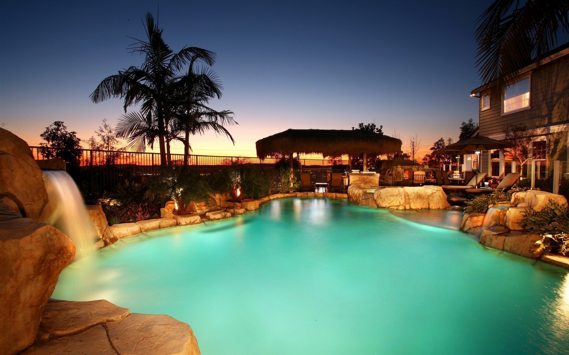 steine wasserfall jacuzzi sonnenliegen haus pool