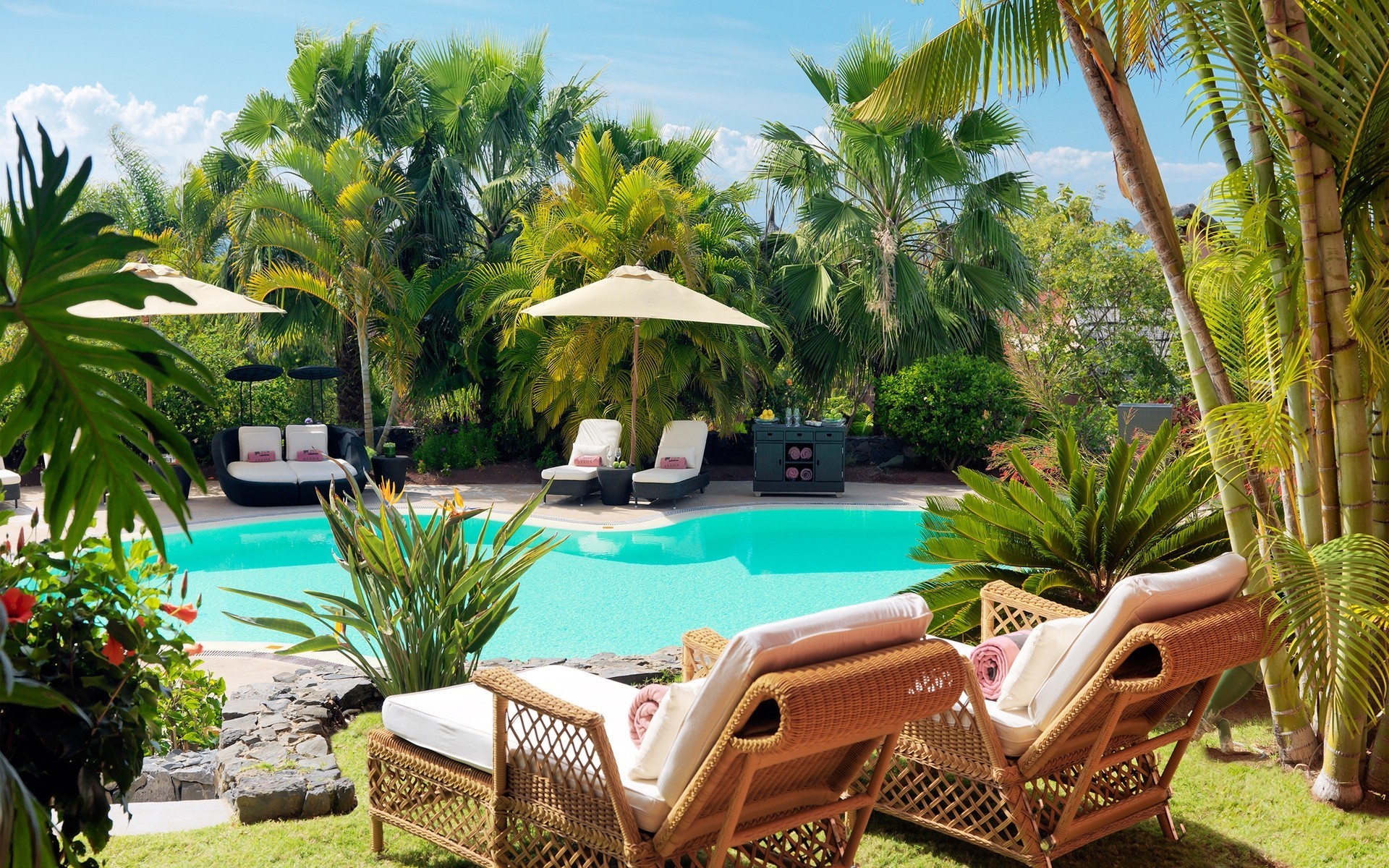 table de chevet chaises longues canapé palmiers. piscines piscine fauteuils