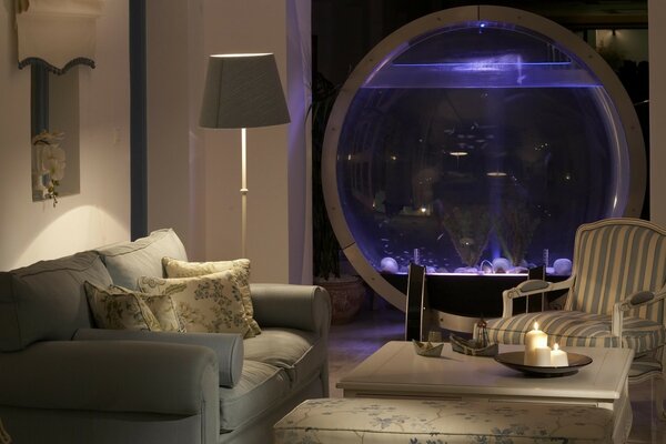 Grand aquarium rond dans la chambre