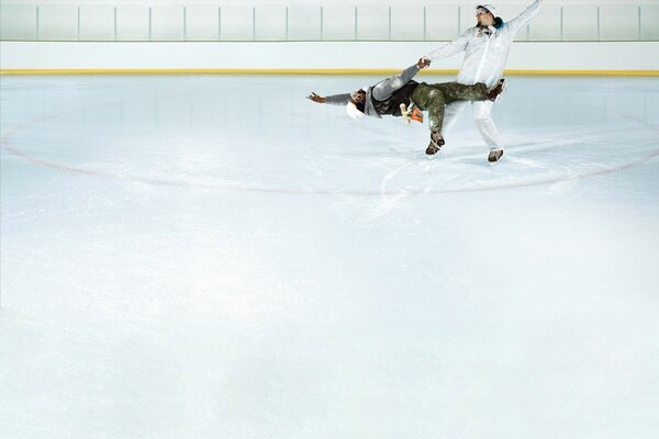 Arbeiter zeigen Skater auf Eis