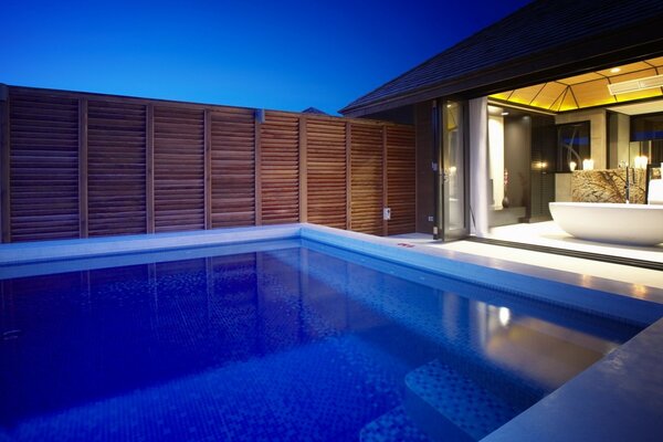 L eau bleue de la piscine de nuit