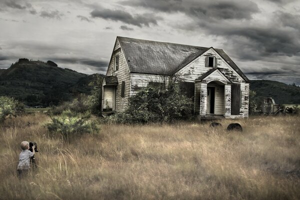 Garçon sur l herbe photographier la maison