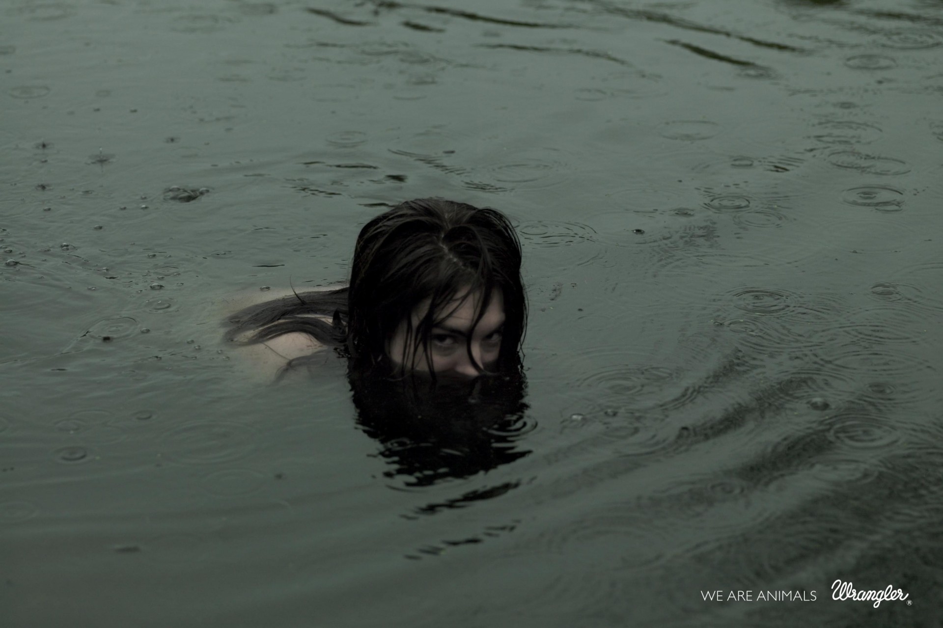 agua lluvia niña bestia