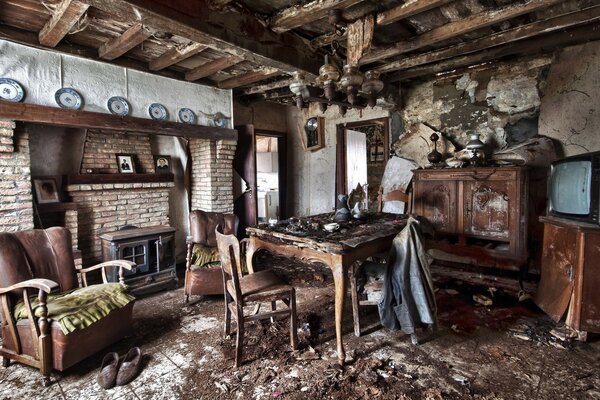 Casa abandonada con muebles viejos