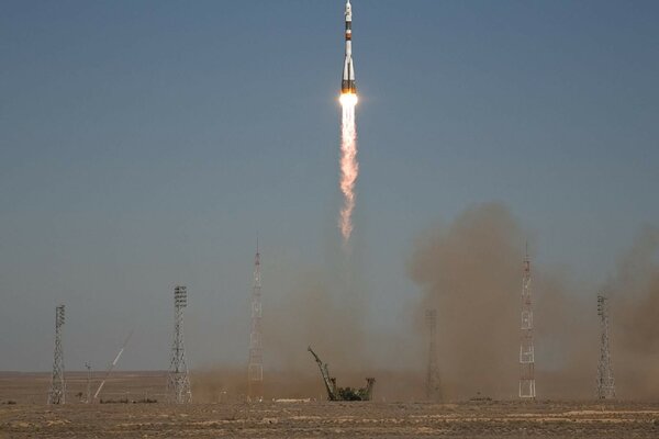 Lanzamiento de un cohete Soyuz al espacio