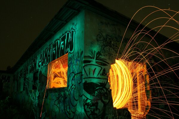 Graffiti che brucia fuoco notturno