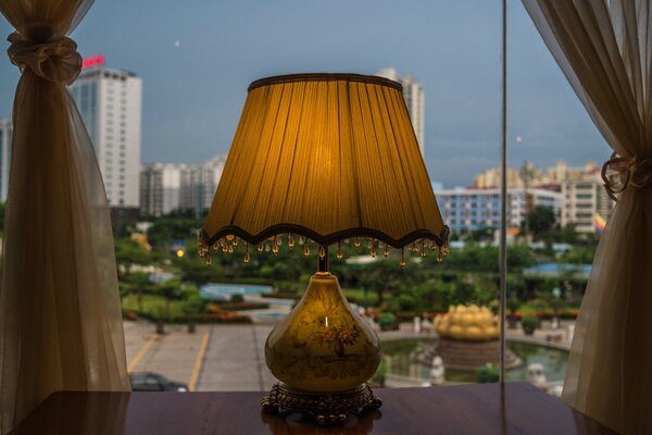 Lampe jaune debout sur la fenêtre