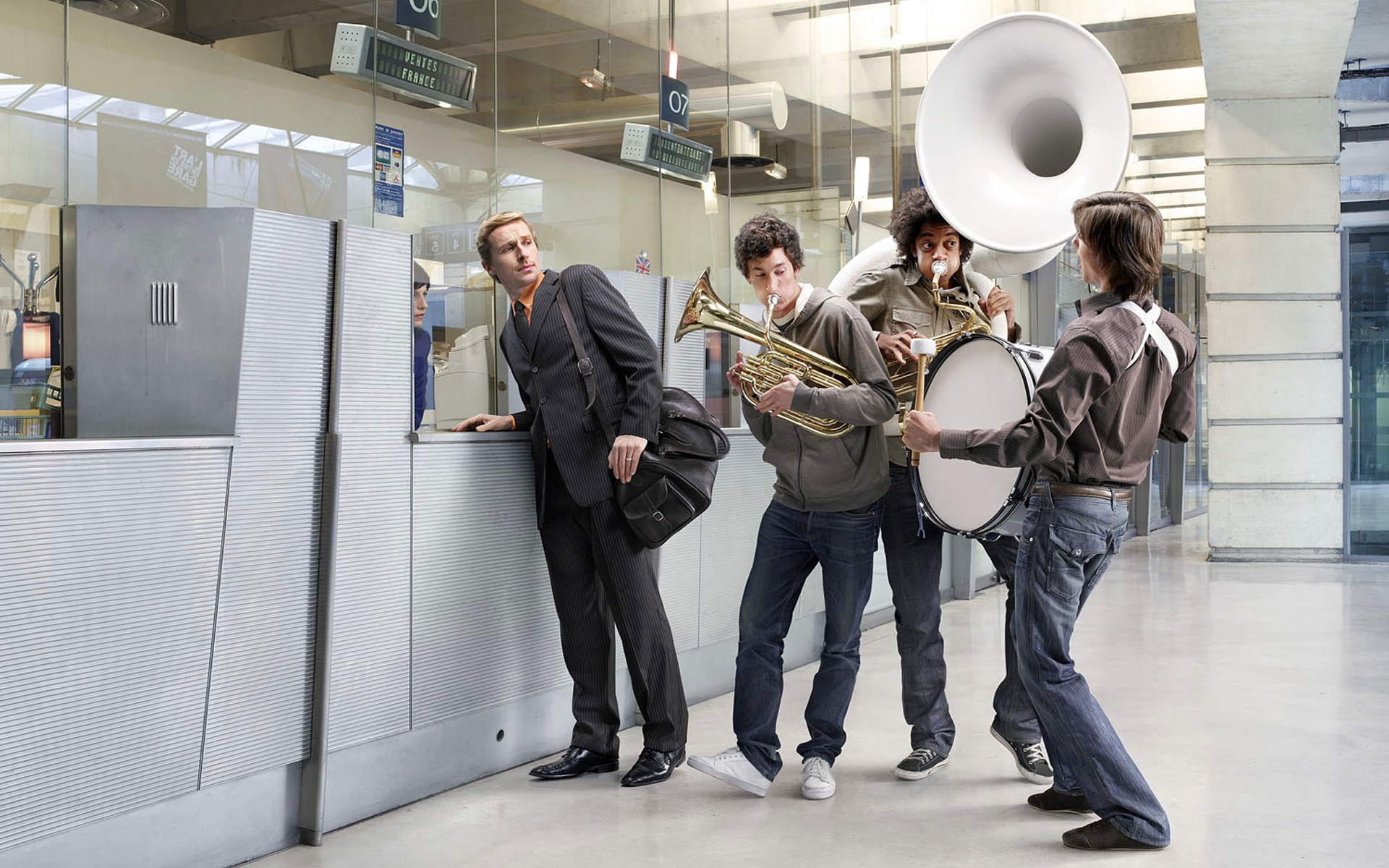 roman laurent romain laurent creativo alambres pasajero taquilla estación de tren orquesta tambor trompetas