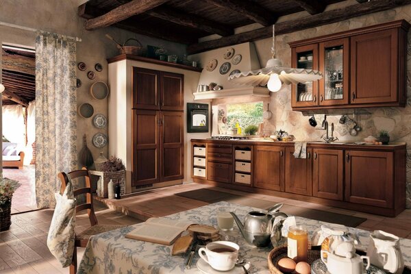 Cucina in stile accogliente con colazione sul tavolo