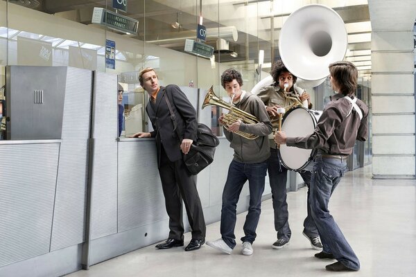 Leitungen am Bahnhof für das Orchester