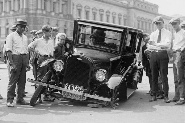 Czarno-białe retro zdjęcie wypadku samochodowego w Maryland