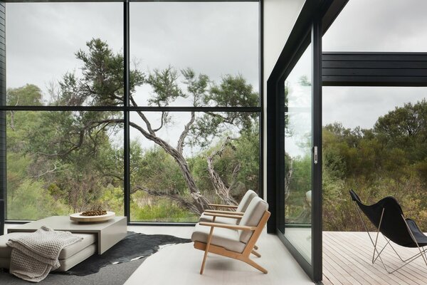 Hermosa vista desde la ventana. Chaise frente a la mesa