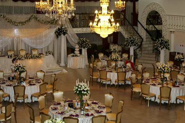 Gran salón de banquetes decorado para la celebración