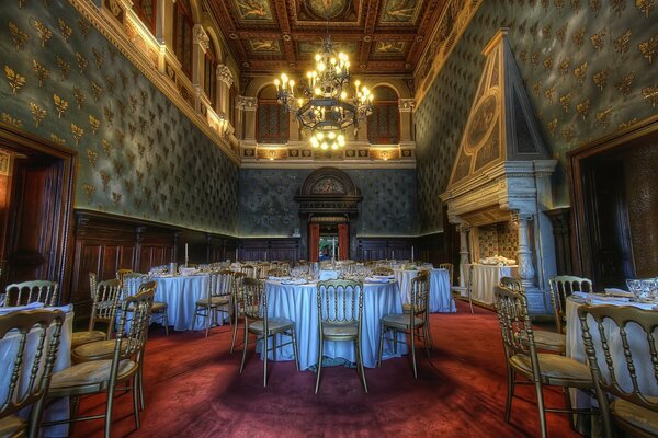 Salón del Restaurante con frescos y paredes Vintage