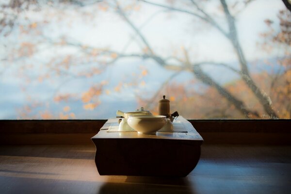 Mesa en el fondo del paisaje de otoño