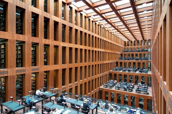 Sala de biblioteca tranquila con mesas