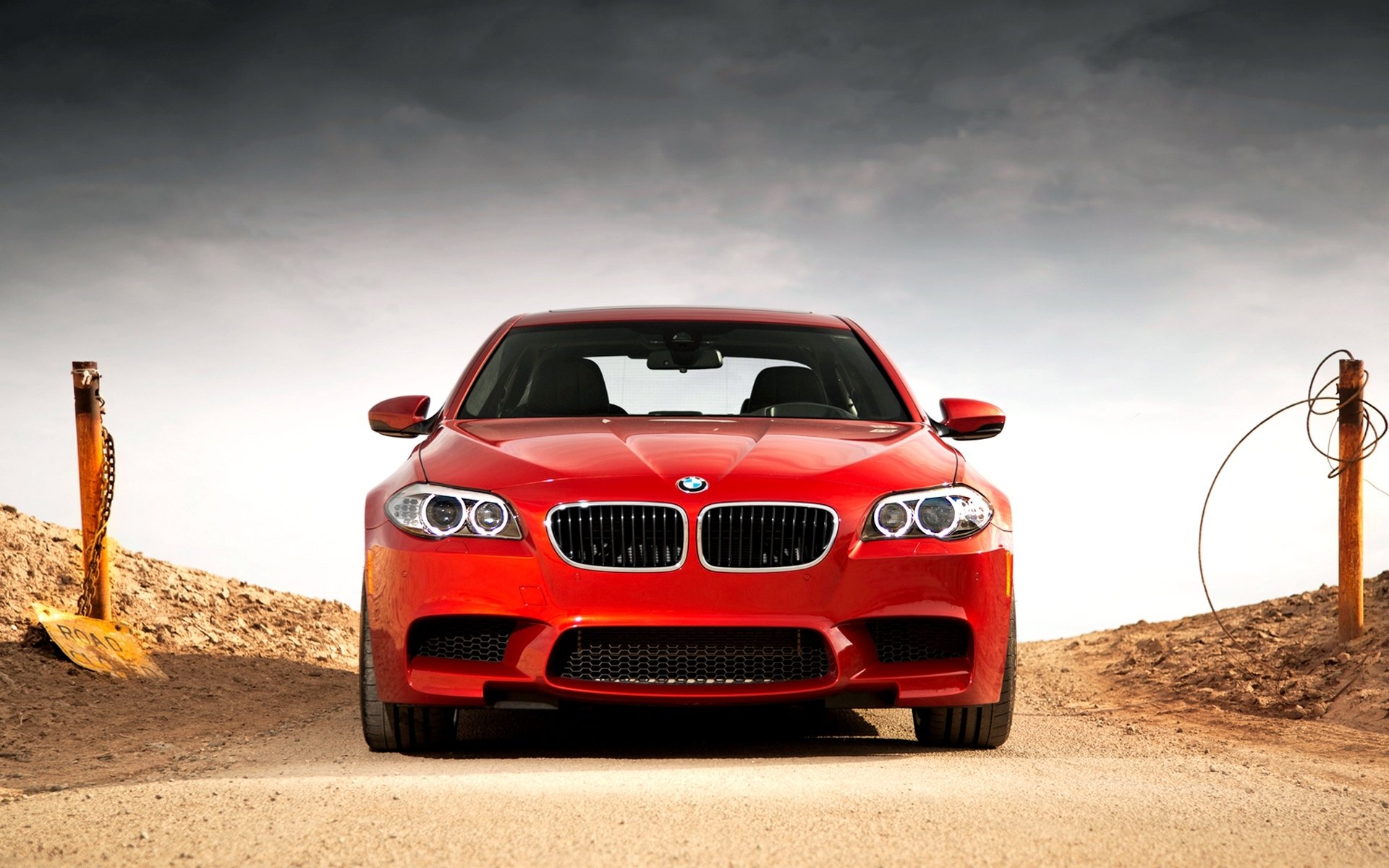 coche papel pintado bmw m5 f10 rojo papel pintado bmw m5 f10 rojo frente desierto