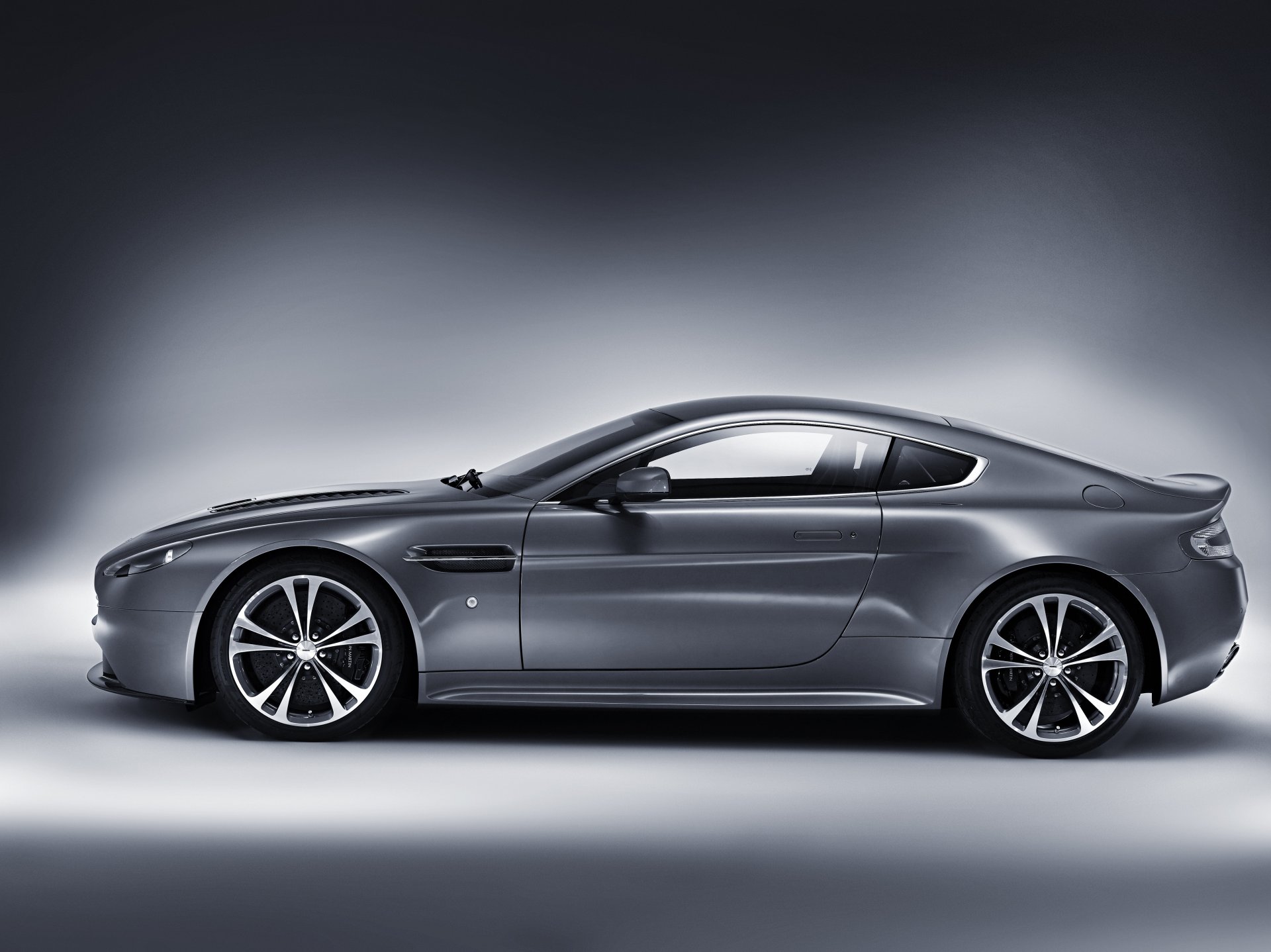 machine aston martin v12 vantage