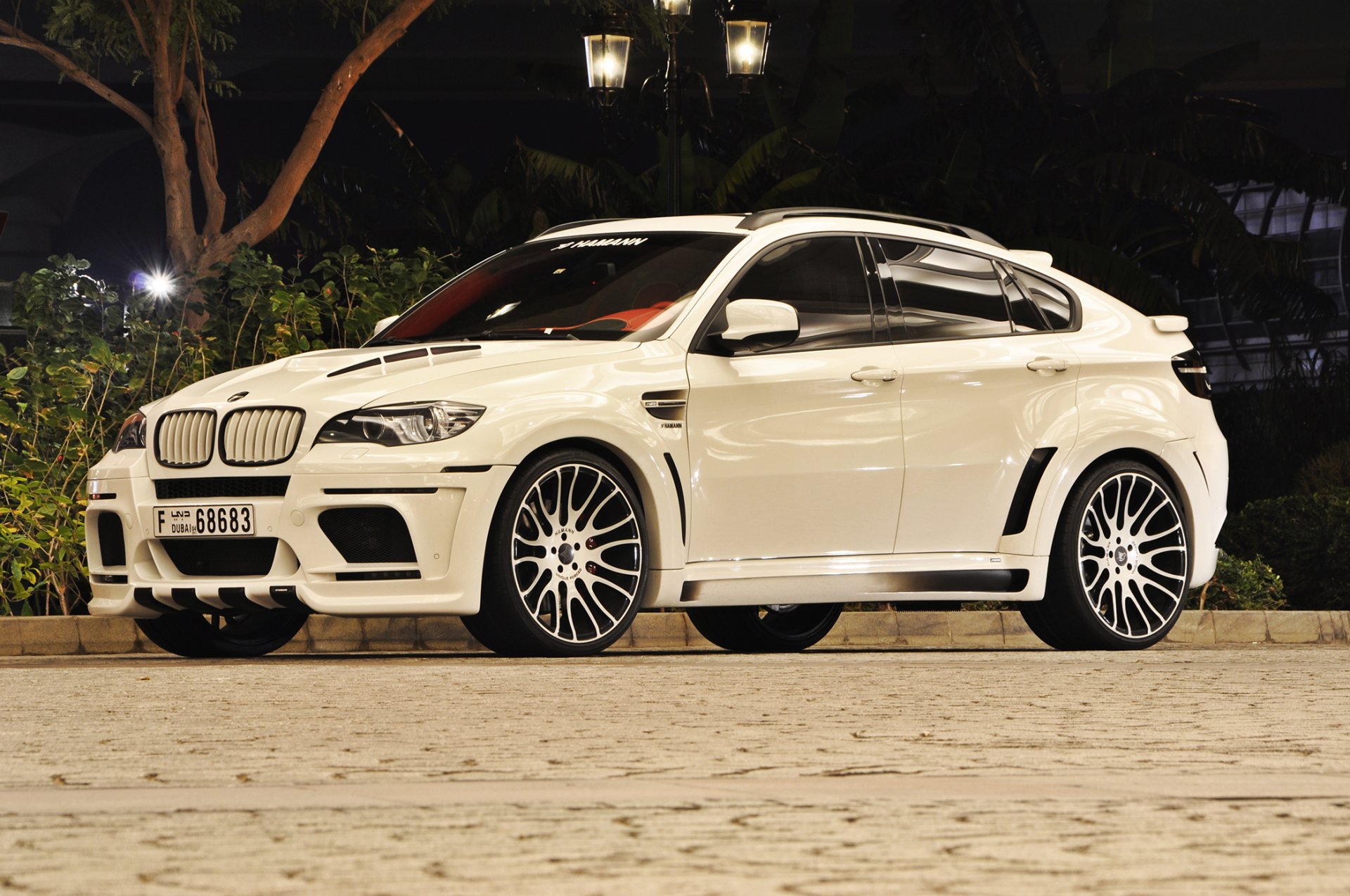 bmw x6m hamann weiß nacht straße licht