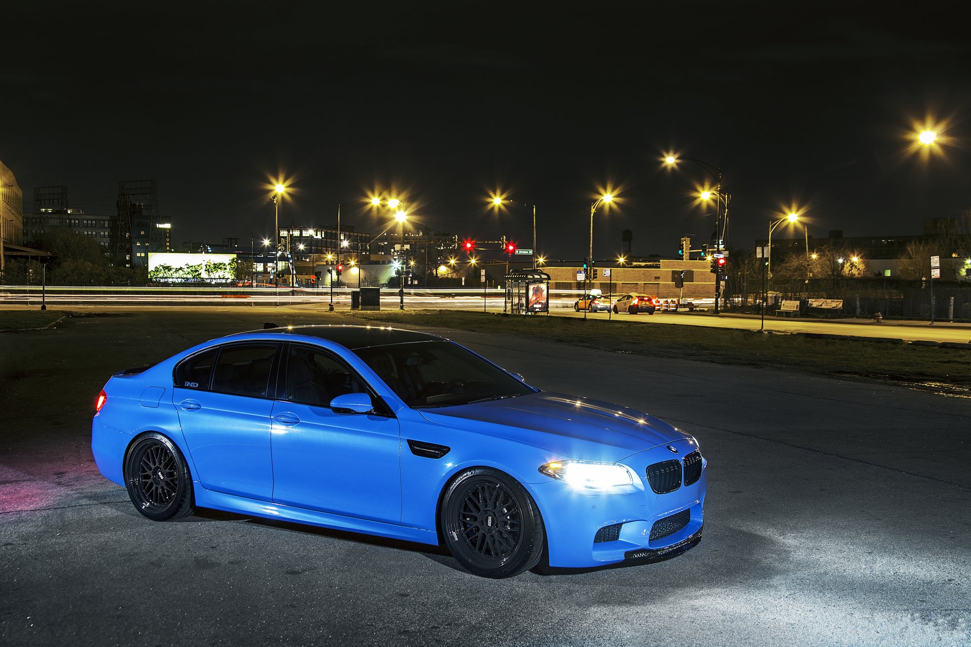 bmw m5 f10 yas marina azul bmw azul claro noche ciudad luces