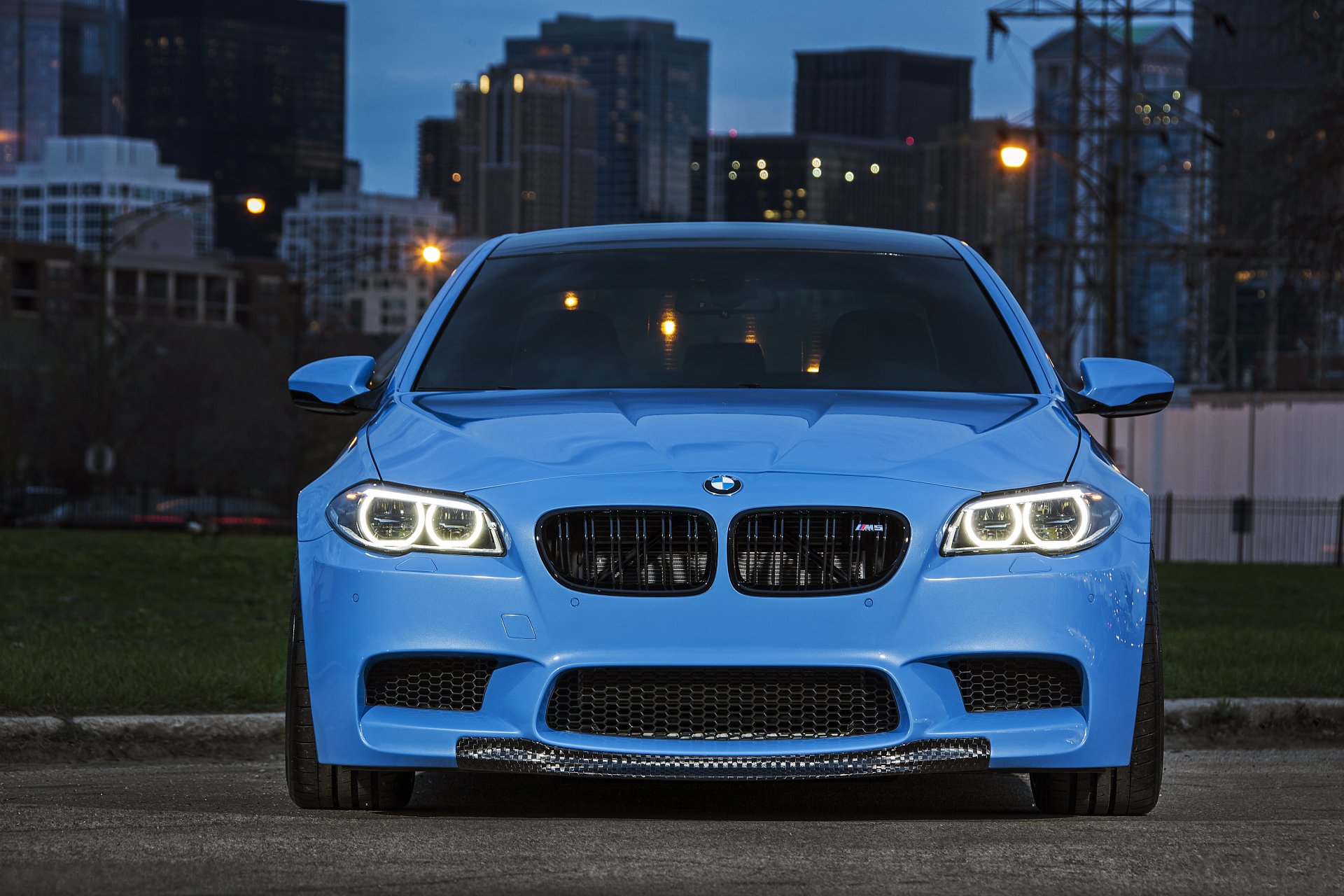 bmw m5 f10 yas marina azul bmw azul claro frente luces de marcha