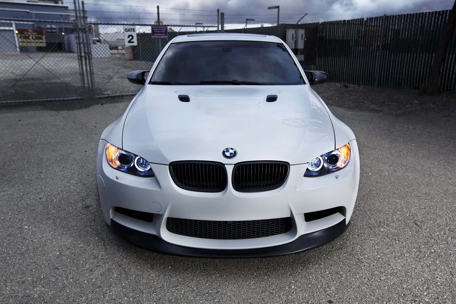 bmw m3 e90 blanc bmw phares lumière du jour clôture de porte fil de fer barbelé