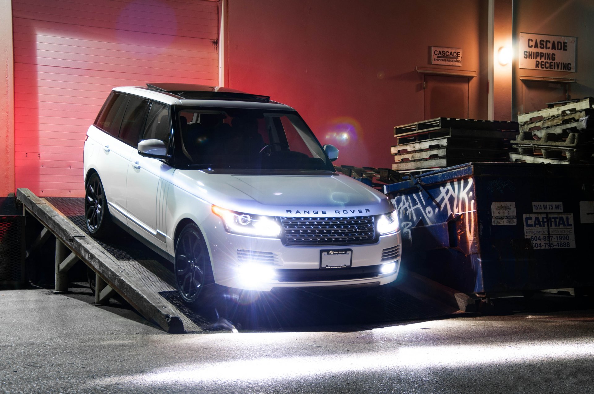 lanr rover range rover sovraccarico bianco land rover renge rover supercharged vista frontale faro costruzione notte