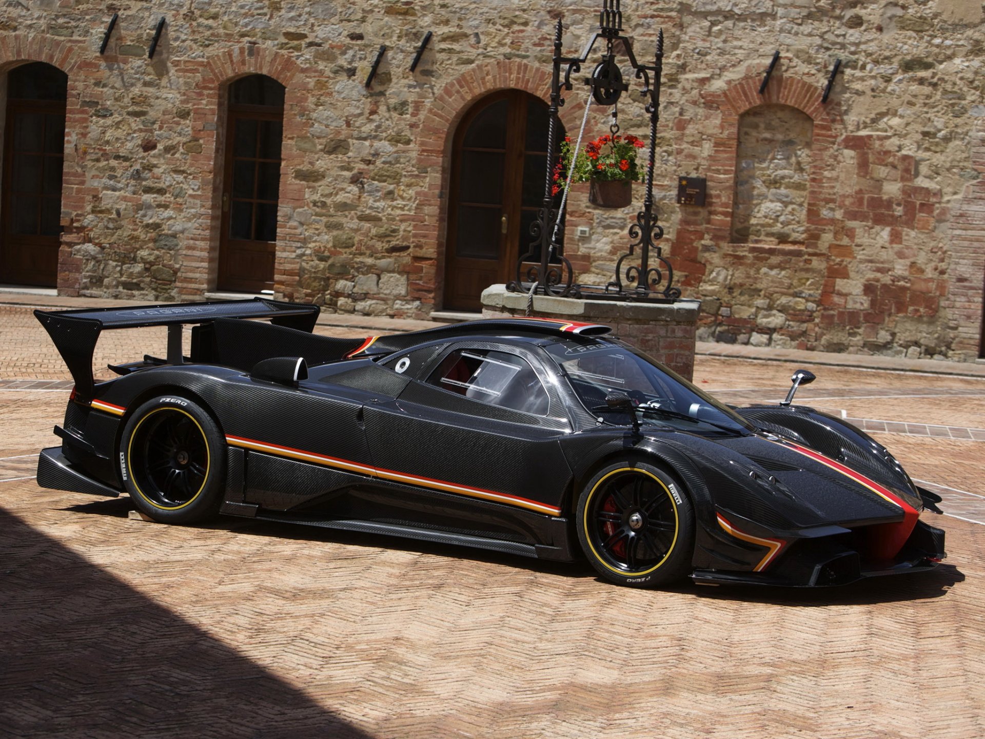 pagani zonda revolucion pagani zonda rivoluzione supercar sportb car nero parete porte strada