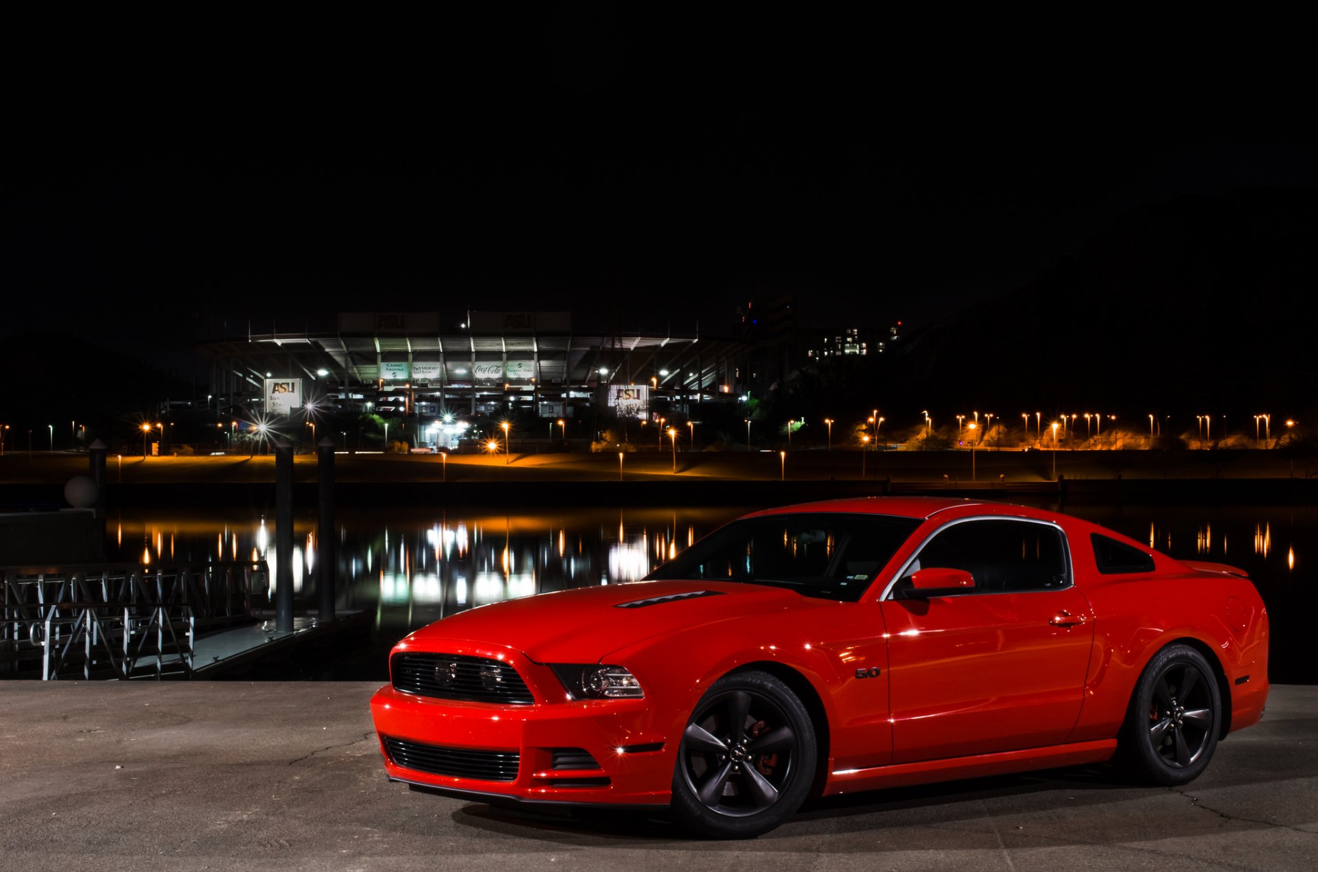 ford mustang gt rouge nuit lumière avant