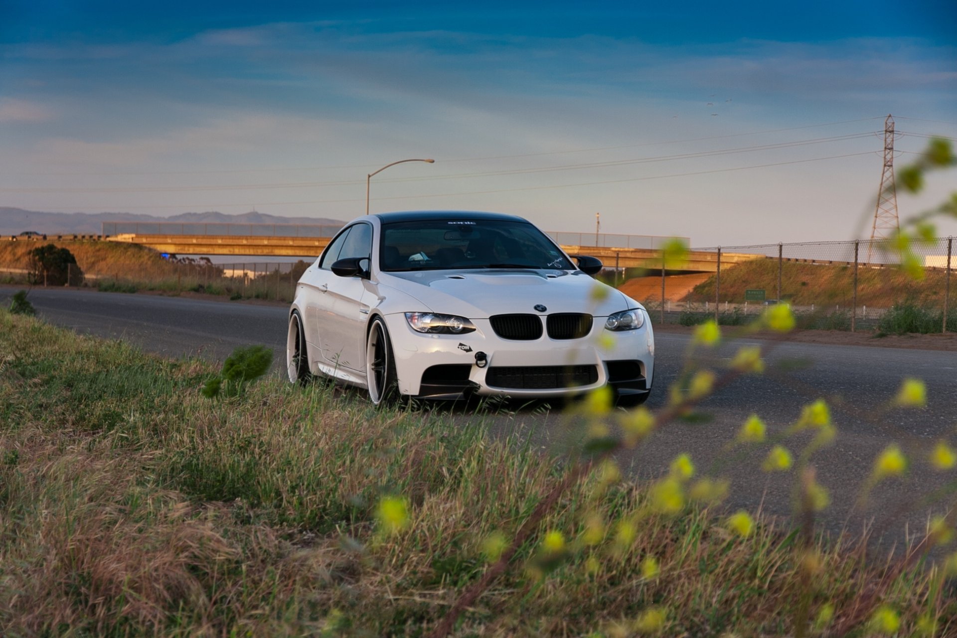 bmw м3 e92 белый бмв вечер дорога обочина