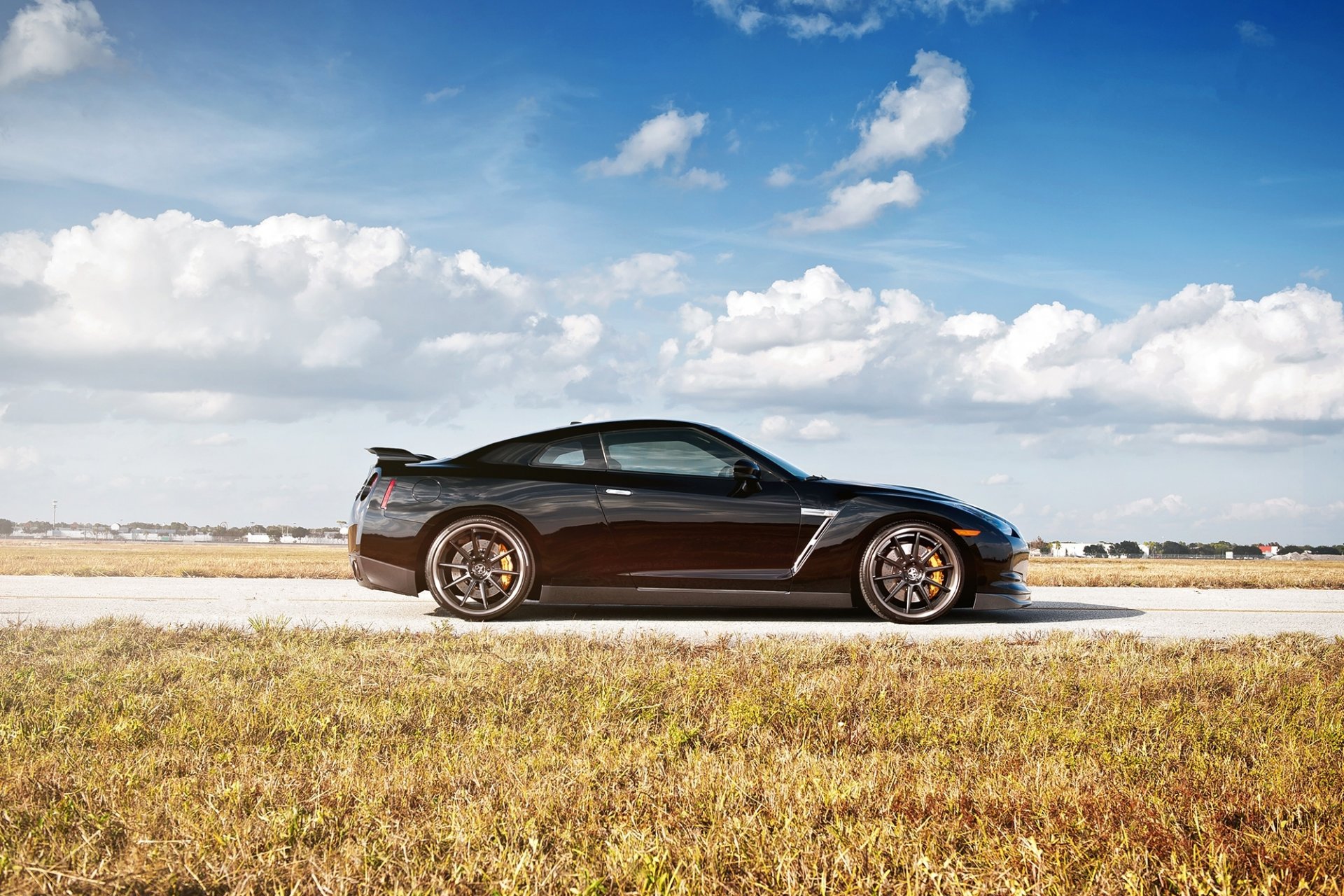 nissan gt-r r35 schwarz räder nissan gtr profil felgen straße himmel wolken