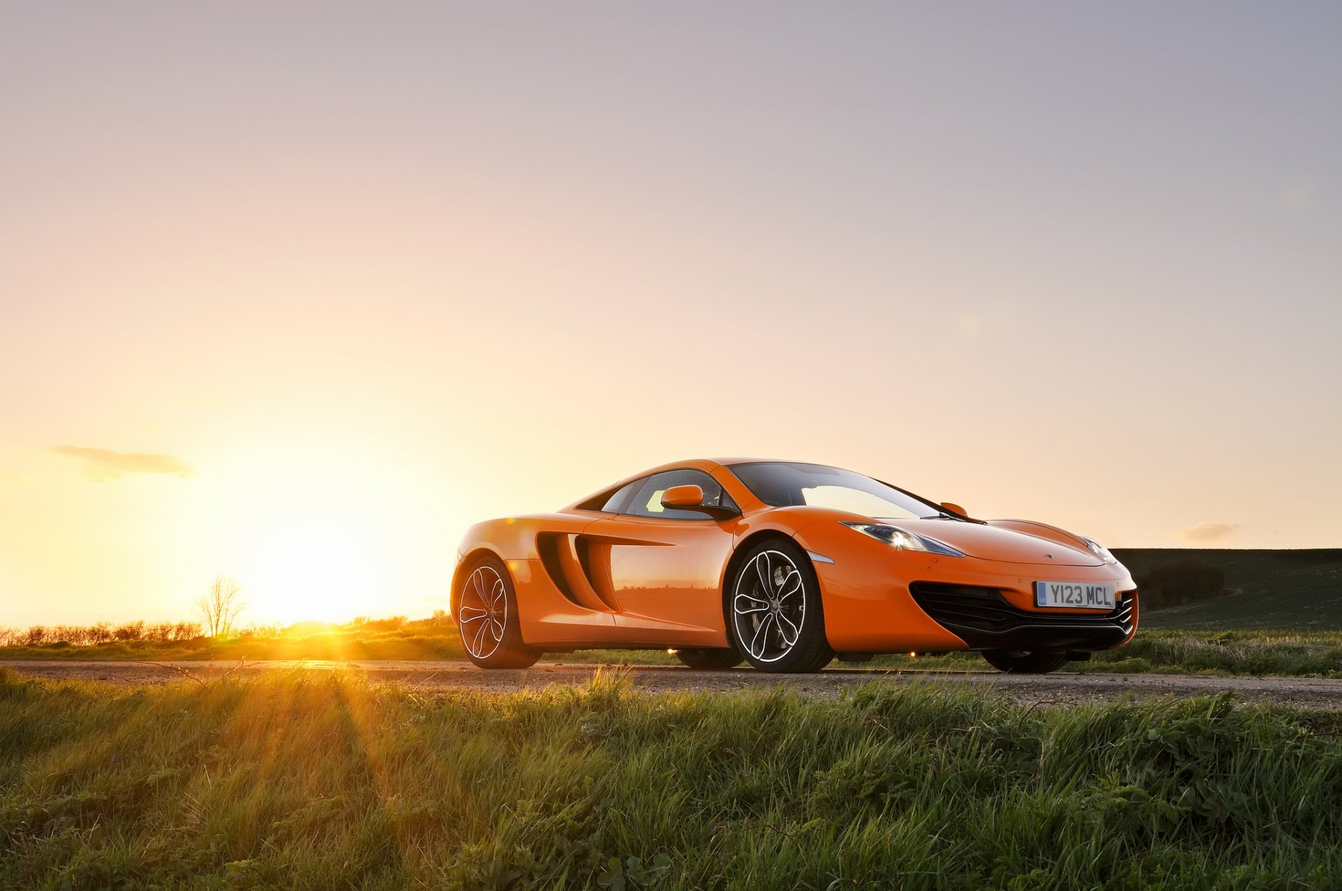 mclaren mp4-12c naranja frente mclaren sol resplandor