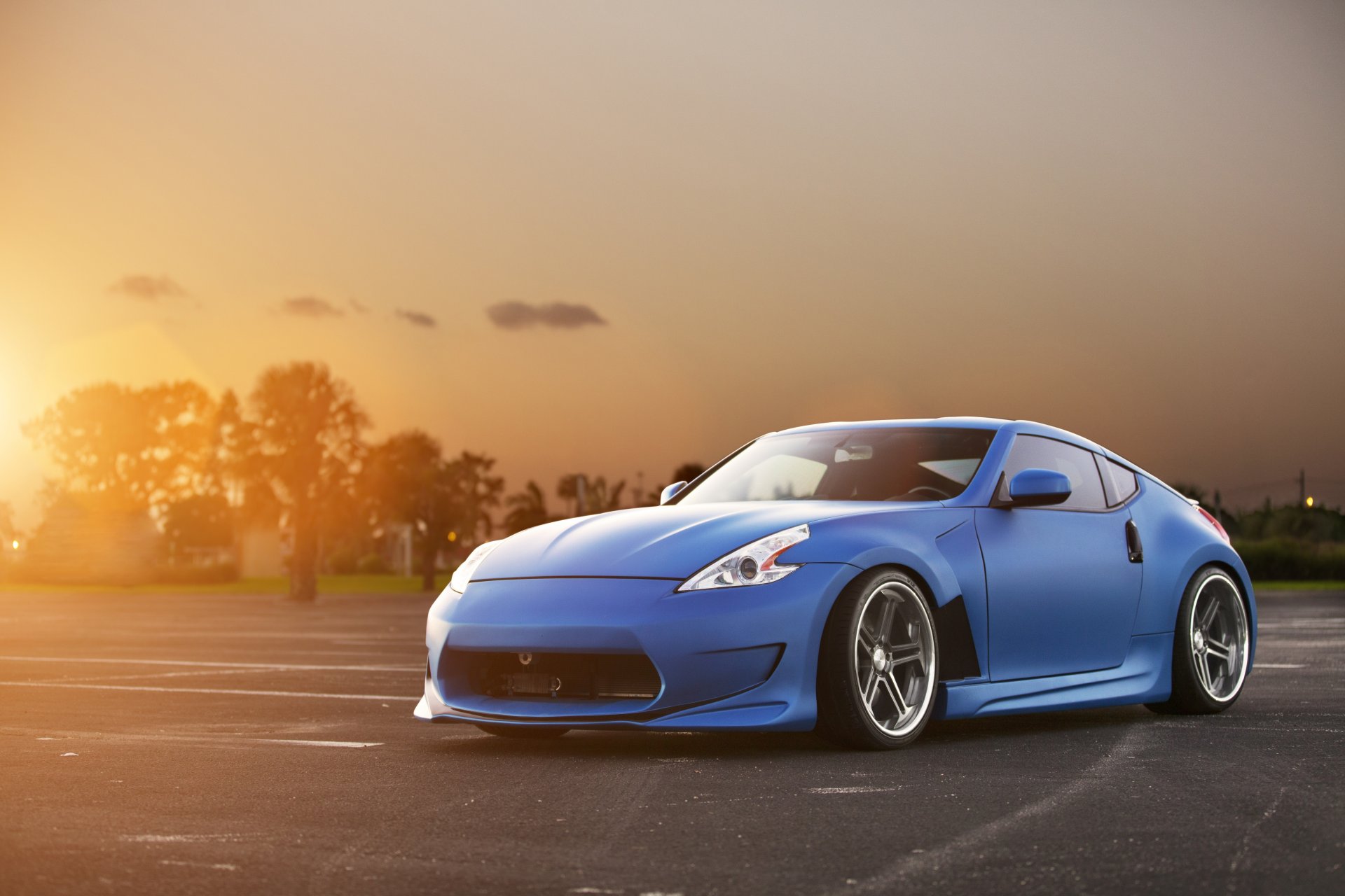 nissan 370z niebieski przód nissan tuning body kit słońce zachód słońca blask