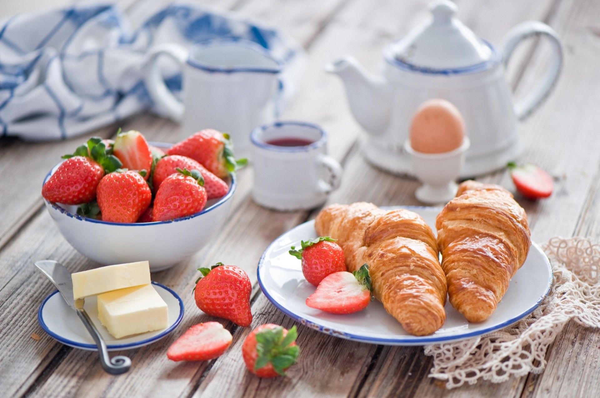 erdbeeren obst essen süß croissant