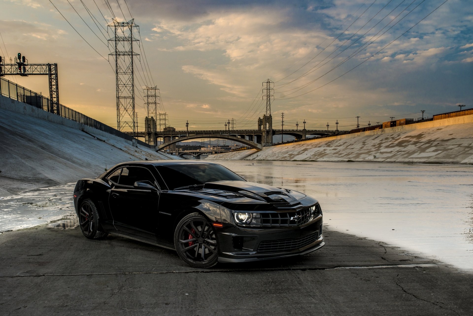 chevrolet camaro ss schwarz brücke chevrolet camaro stromleitung