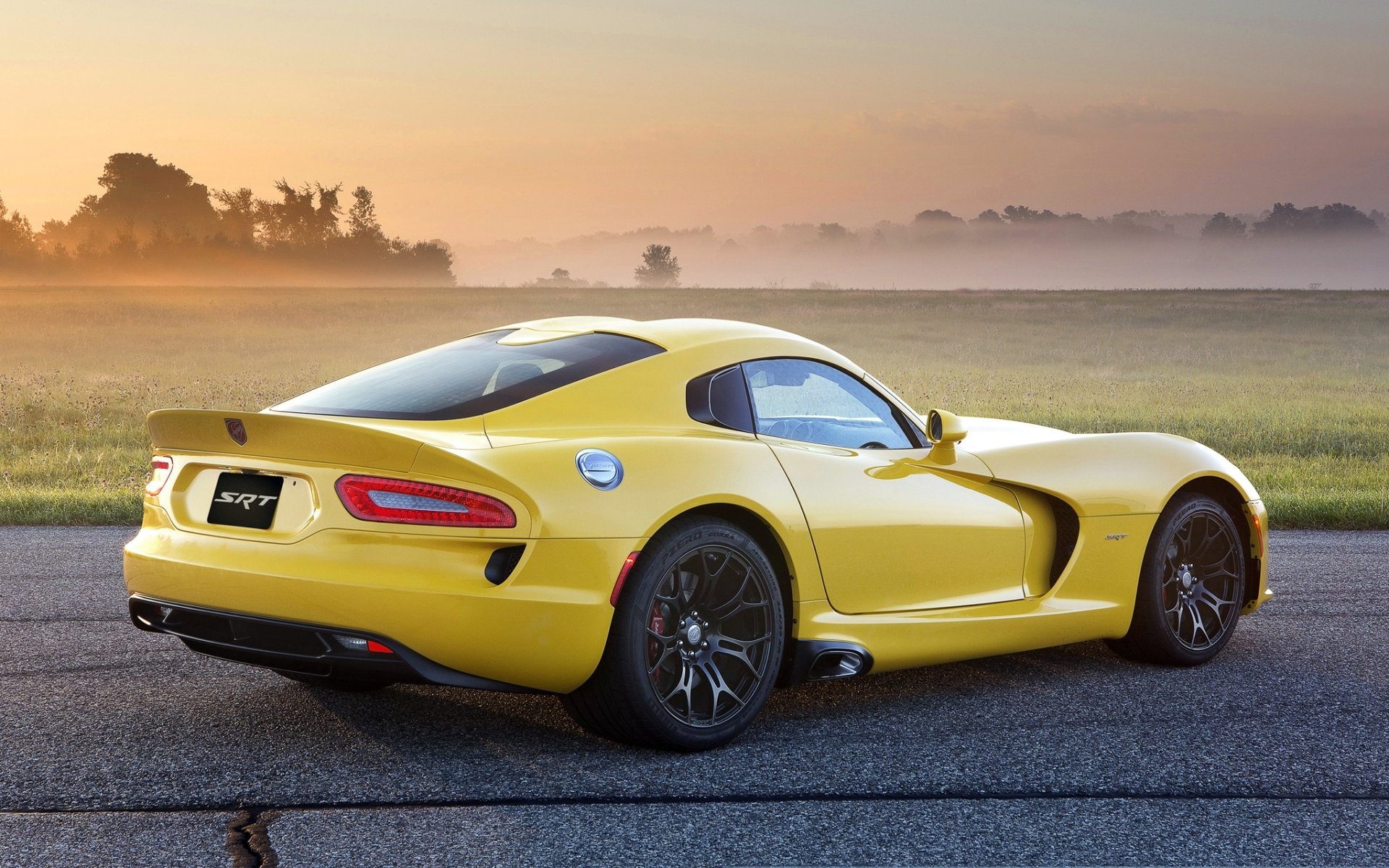 dodge sto viper gts dodge viper supersamochód widok z tyłu żółty felgi pole mgła