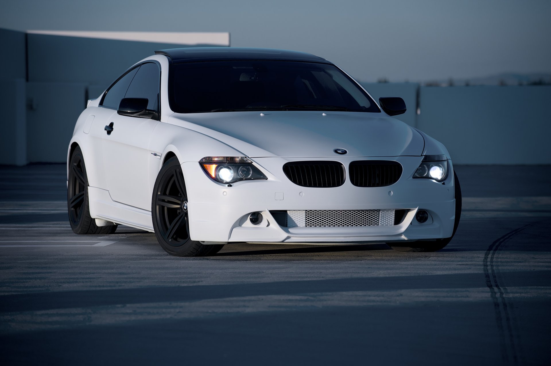 bmw m6 e63 blanc bmw vue de face toit parking