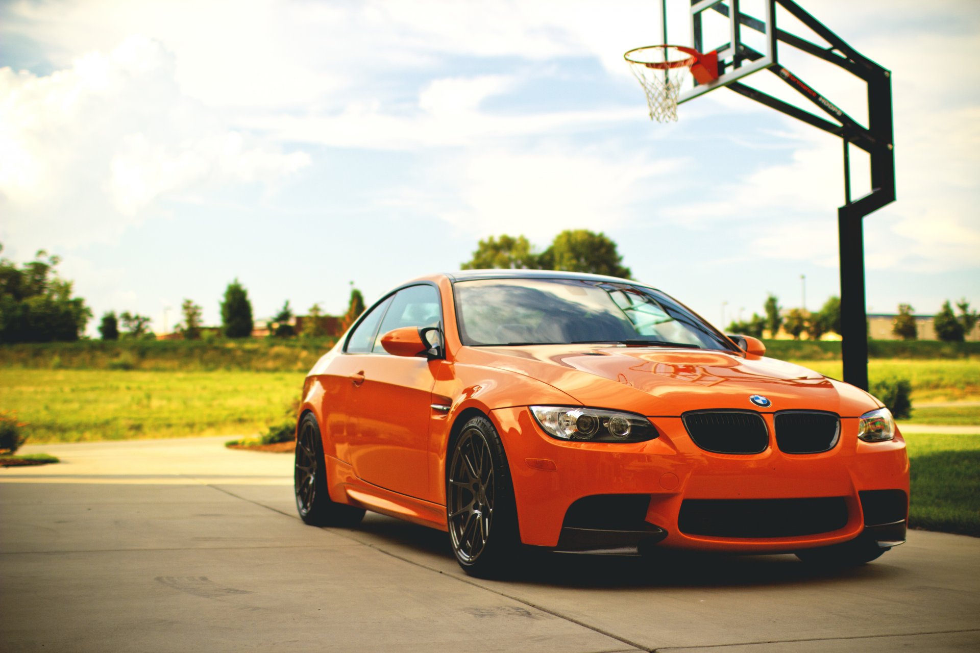 bmw m3 e92 arancione bmw campo da basket cielo nuvole