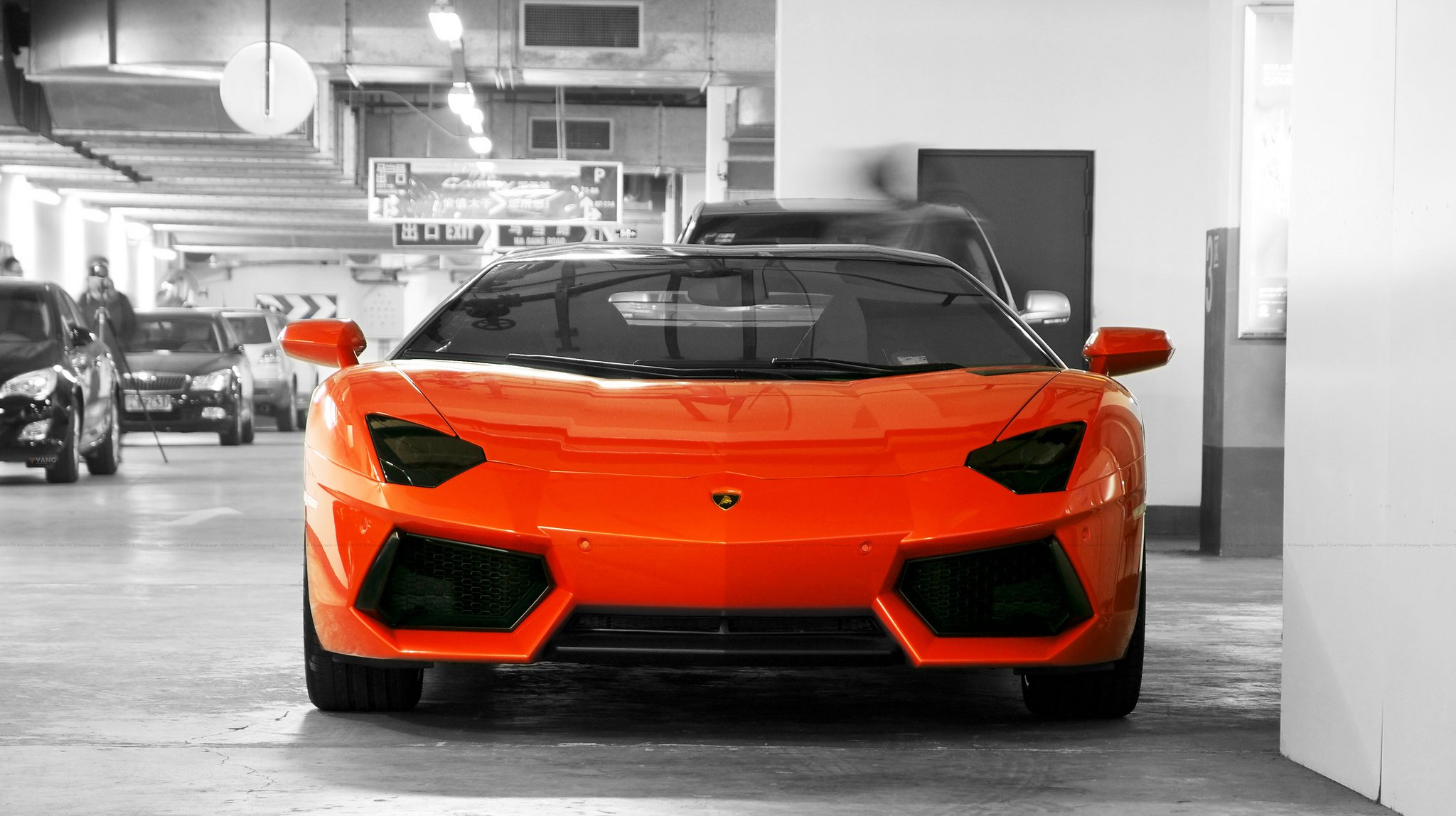 lamborghini aventador lp700-4 orange lamborghini aventador front parkplatz wand tür