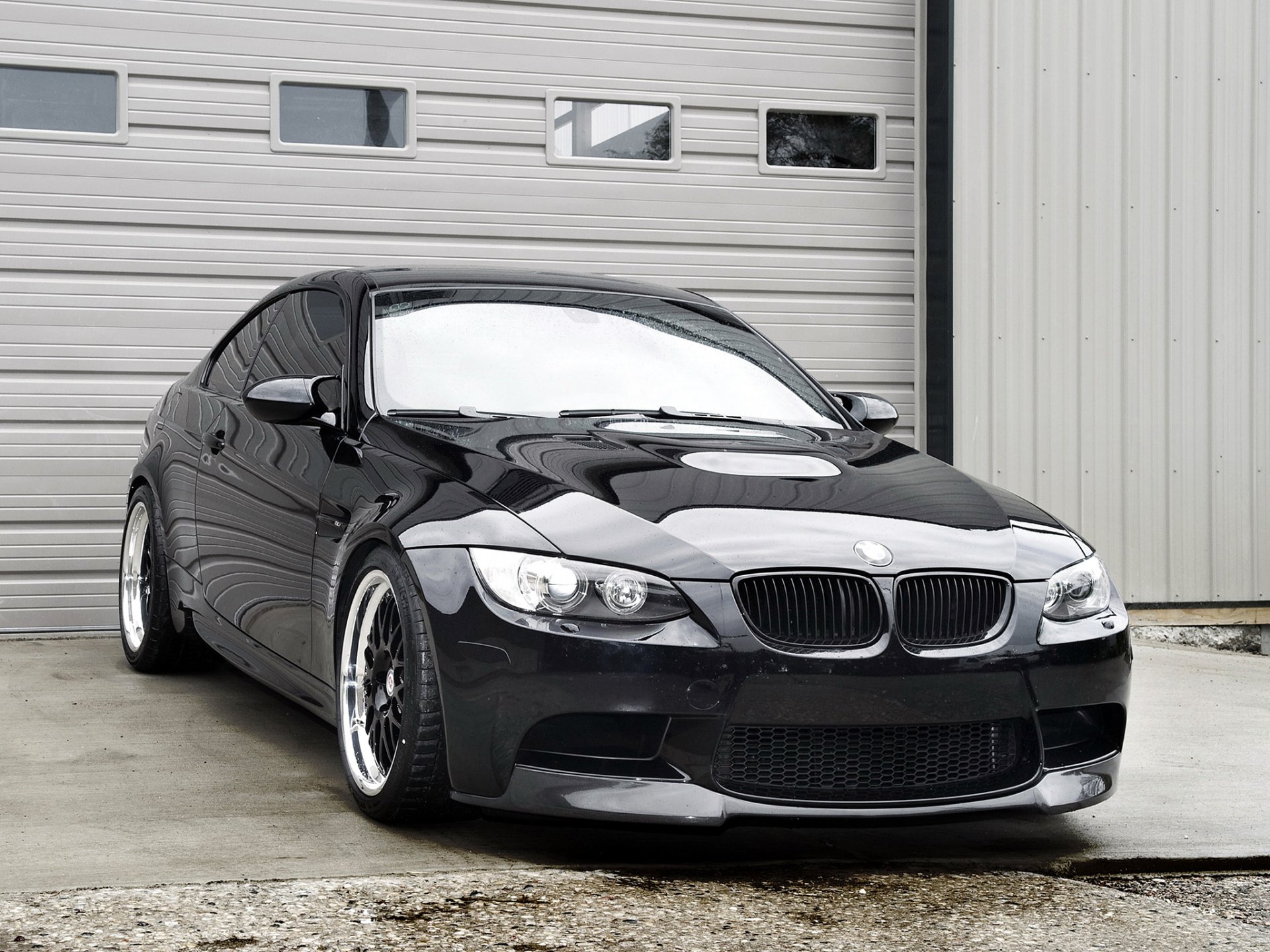 bmw m3 e92 schwarz bmw coupe reflexion scheinwerferlicht tor