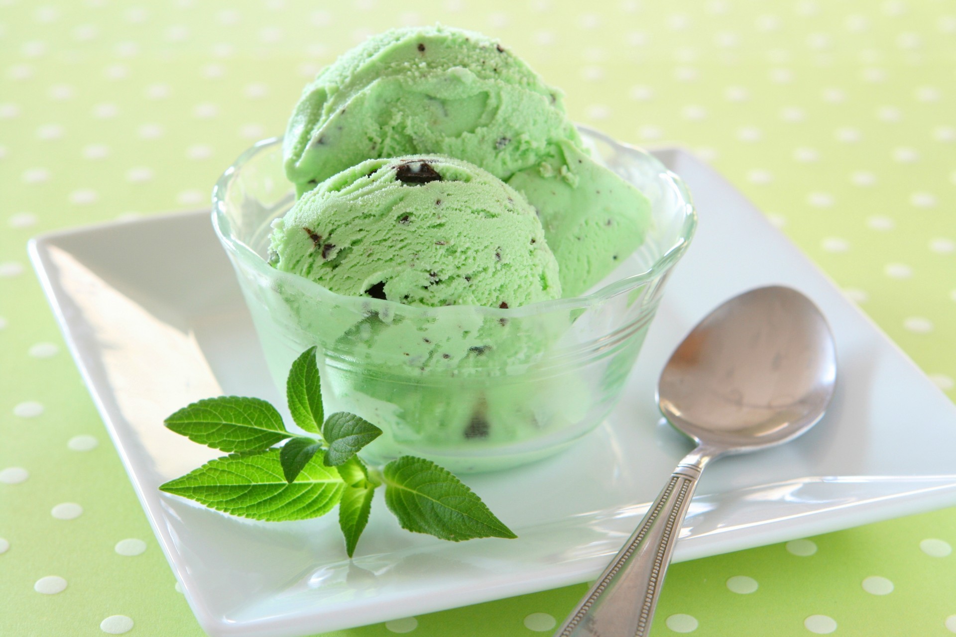 bonbons repas dessert doux vaisselle menthe cuillère plaque légumes verts crème glacée