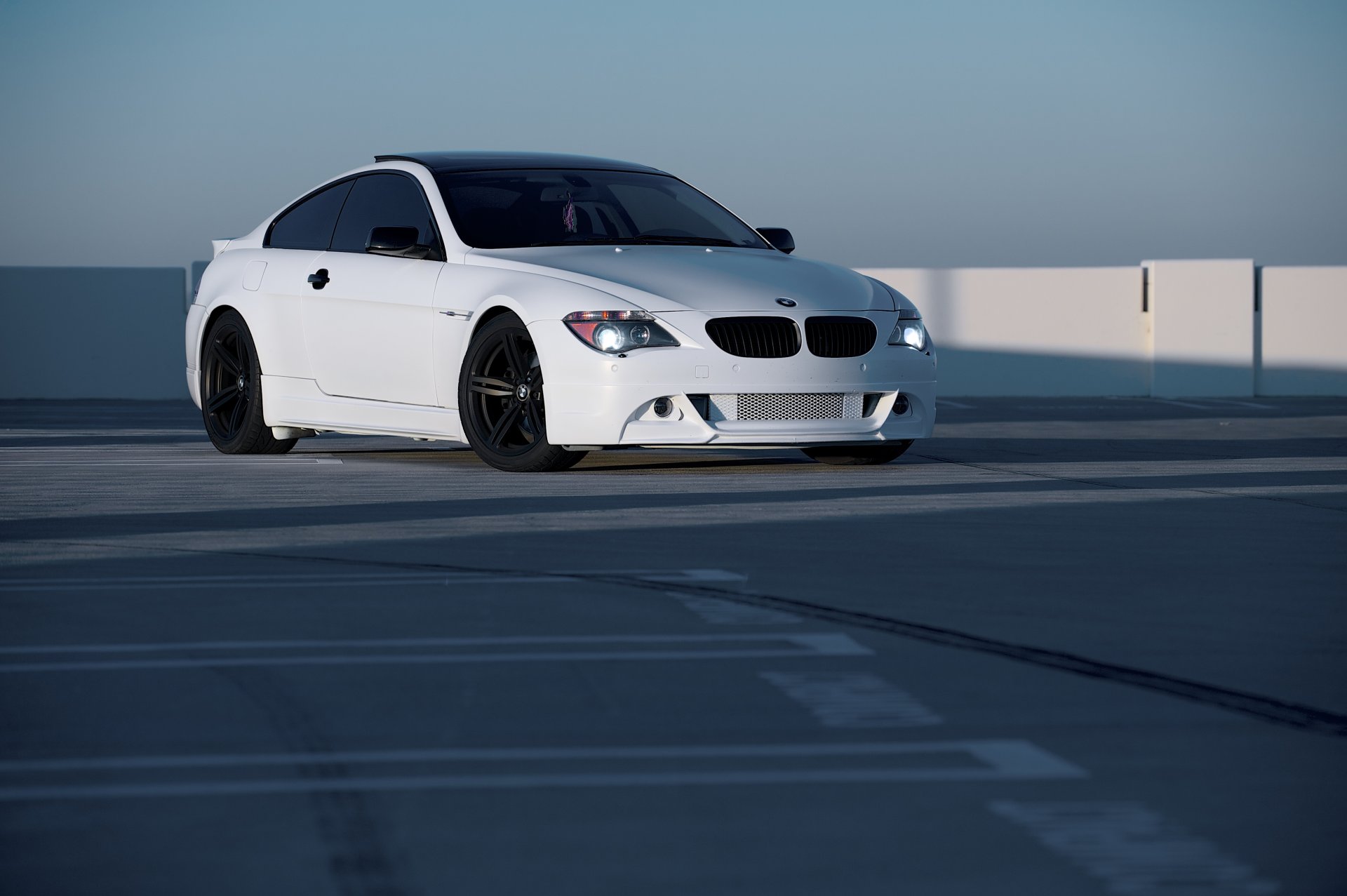 bmw m6 e63 белый бмв чёрные диски