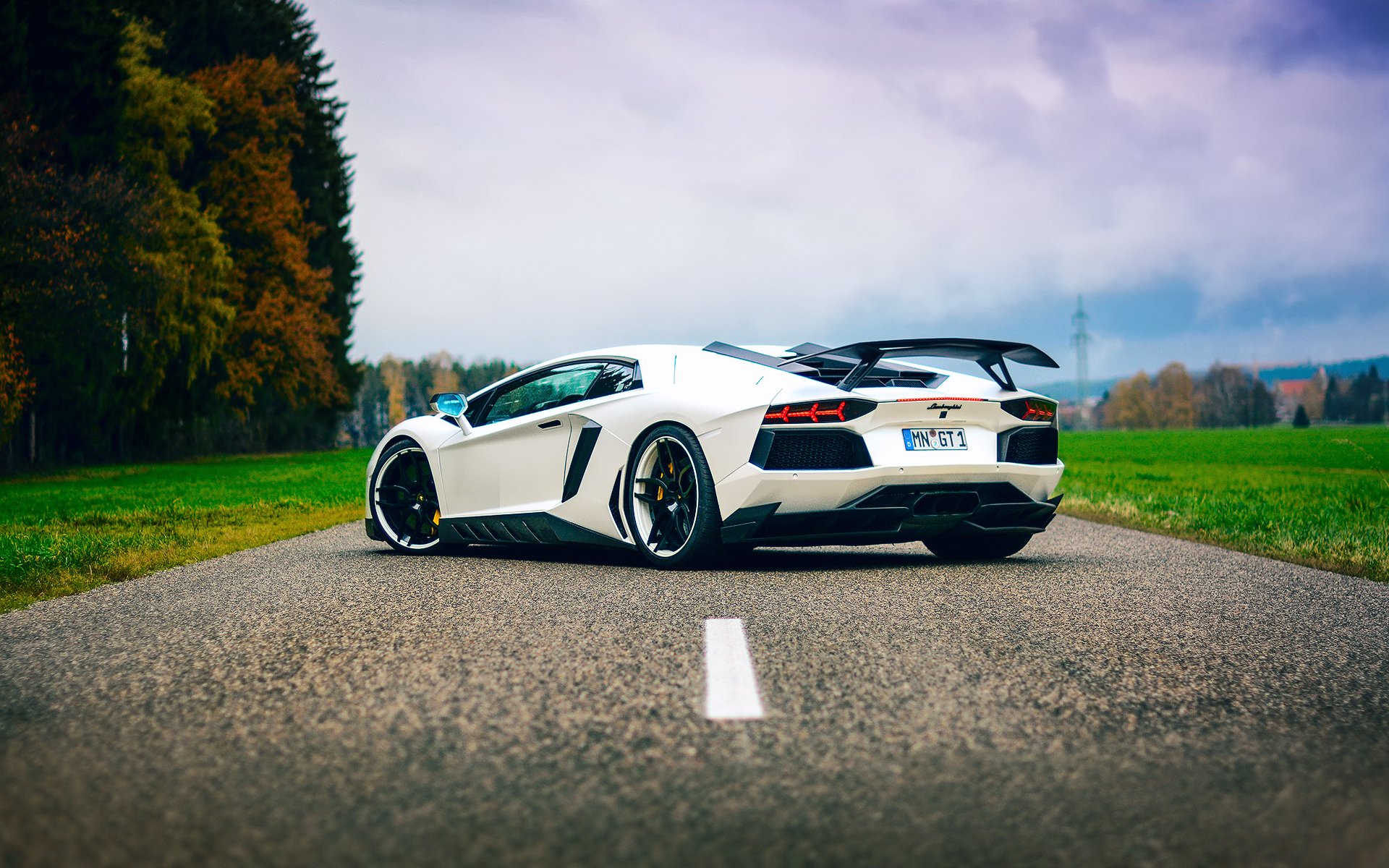 lamborghini aventador biały tuning niebo droga