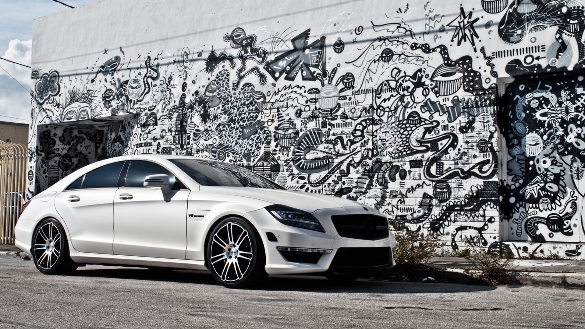 mercedes-benz cls63 amg weiß gaffeti wand